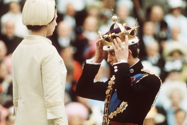 在查理斯三世的 20 歲時光，最重要的一刻定是他被正式冊封為威爾斯親王頭銜的那天。1969 年 7 月 1 日英女王親手為查理斯三世戴上皇冠，在英國皇室的歷史上寫下重要一筆，而他亦開啟了漫長的王儲之路。