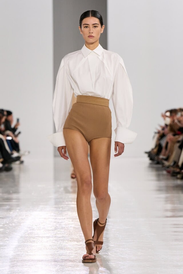 Max Mara 2025 春夏系列上演數學與時尚的巧妙結合！新季系列致敬數學家，延續極簡調性、注入幾何美學打造優雅的春夏衣櫥！