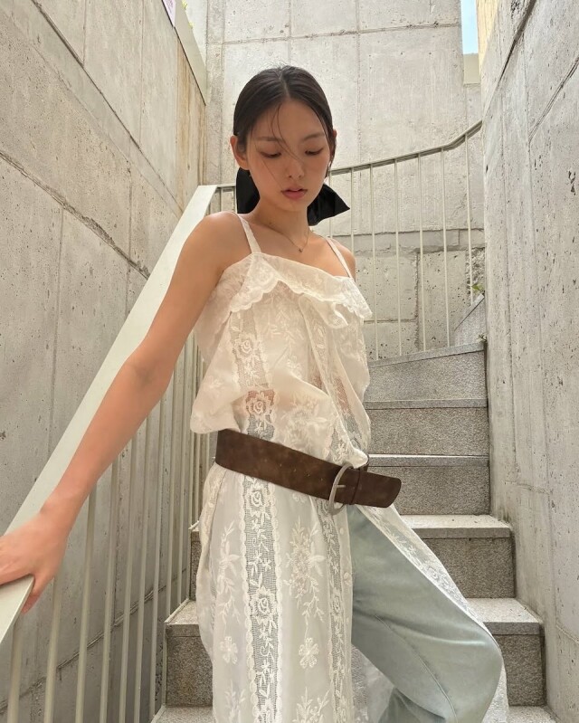 「粗皮帶」成為夏日穿搭的關鍵!跟日韓時尚女生偷師,如何用搶眼的 Statement Belt 打造精緻造型 「粗皮帶」成為夏日穿搭的關鍵!跟日韓時尚女生偷師,如何用搶眼的 Statement Belt 打造精緻造型