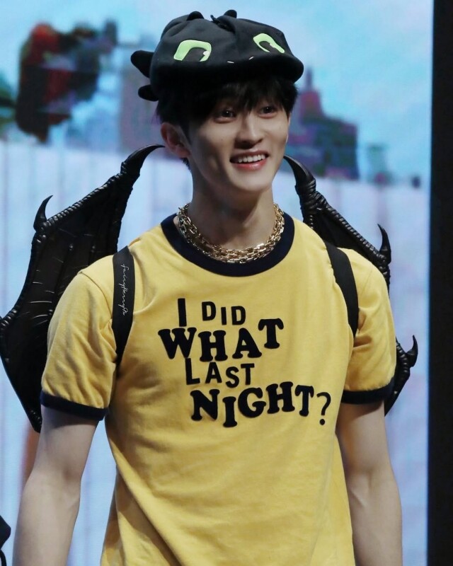 NCT 成員 Mark Lee 亦在 Fans 簽名會中穿上了「I Did What Last Night?」上衣 NCT 成員 Mark Lee 亦在 Fans 簽名會中穿上了「I Did What Last Night?」上衣