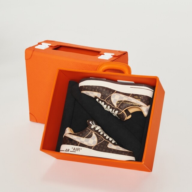 每一對於蘇富比拍賣的 LV x Nike Air Force 1 波鞋款式,都會連同一個 2022 男裝春夏系列的 Pilot Case 一同拍賣。 每一對於蘇富比拍賣的 LV x Nike Air Force 1 波鞋款式,都會連同一個 2022 男裝春夏系列的 Pilot Case 一同拍賣。