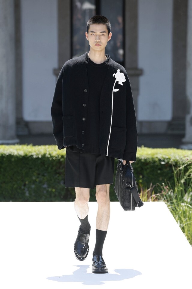 意想不到的驚喜聯乘！Valentino x Porter 手袋系列於 2024 春夏男裝騷首度亮相