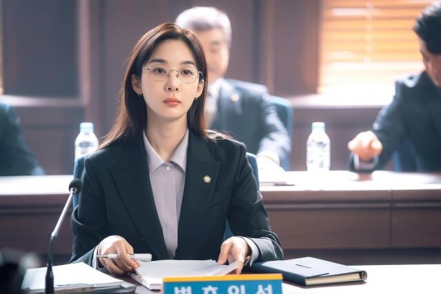 《絕世 KOL》的清冷系美人李清娥是「前女友專業戶」？戲外風格超反差、私底下是熱愛街頭運動風的波鞋控！