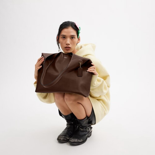 Bella Hadid 用過的手袋都能成為爆紅款?一文了解不用 $6,000 就可入手的 Coach Brooklyn 大容量手袋 Bella Hadid 用過的手袋都能成為爆紅款?一文了解不用 $6,000 就可入手的 Coach Brooklyn 大容量手袋