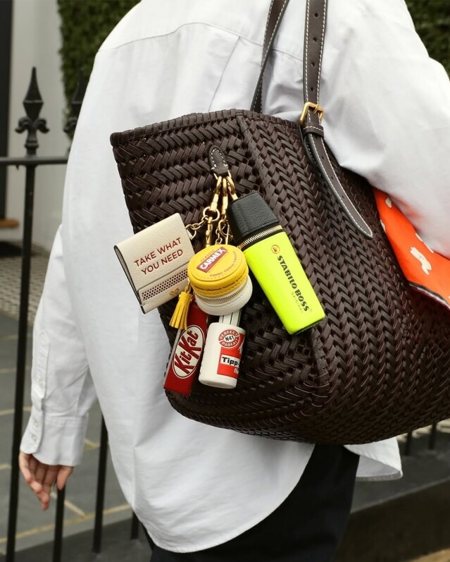 Anya Hindmarch「I am not a plastic bag」環保袋紅遍全球!近來因像真度極高 Bag Charm 掛飾再被討論 Anya Hindmarch「I am not a plastic bag」環保袋紅遍全球!近來因像真度極高 Bag Charm 掛飾再被討論