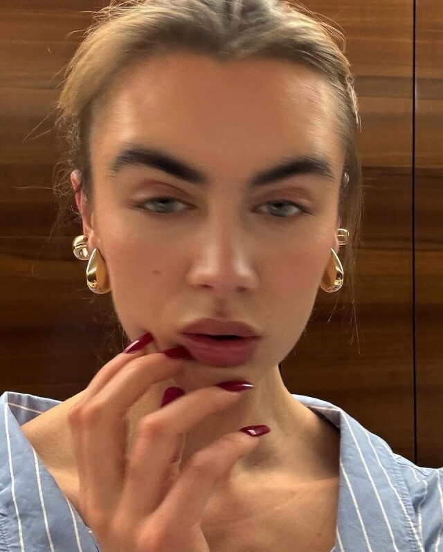 上班也要好好打扮自己！金融界女強人 Kat 的層次感上班穿搭指南，以混搭單品穿出高級感