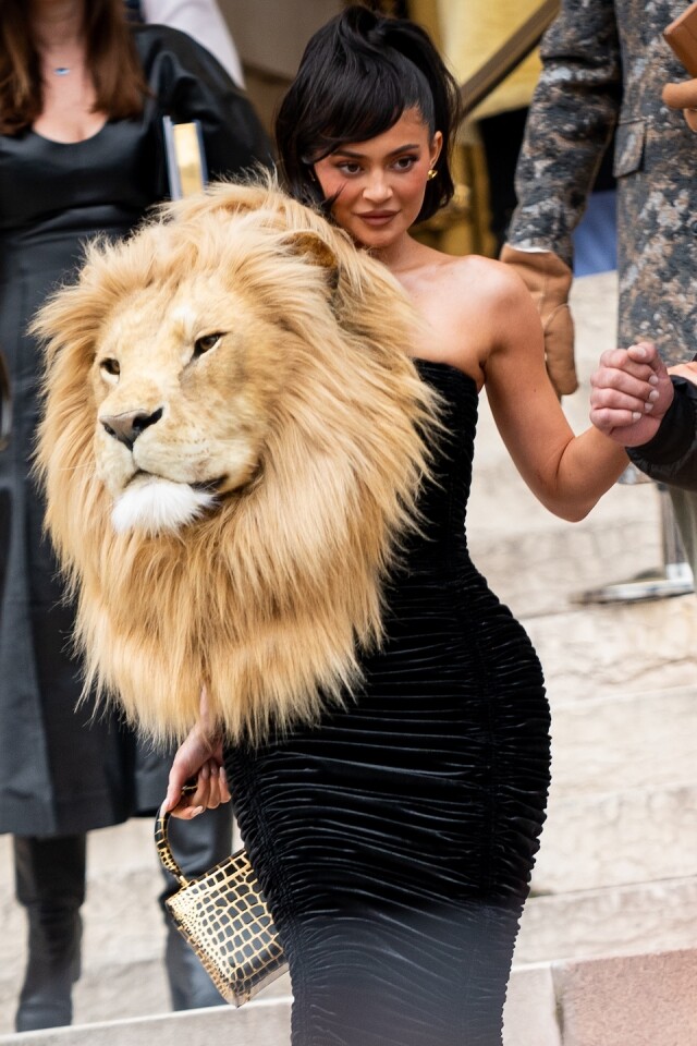 由 Kylie Jenner 率先穿上 Schiaparell 新季獅子頭禮服亮相的一刻，就已經成為騷上焦點所在。