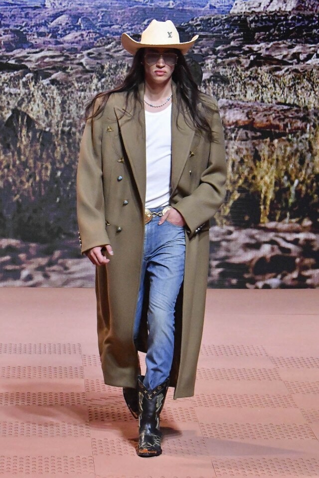 2024 秋冬必備的 boots 款式有哪些？是時候把涼鞋和平底鞋都收起來，穿上流行長靴穿搭展現個性