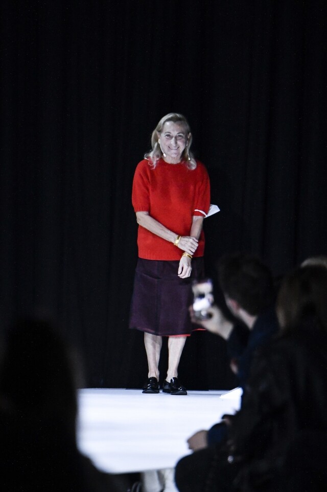 設計師 Miuccia Prada 獨特的時尚美學 | 用一條百褶裙開創 Miu Miu 風潮、一手打造「醜時尚」的女人