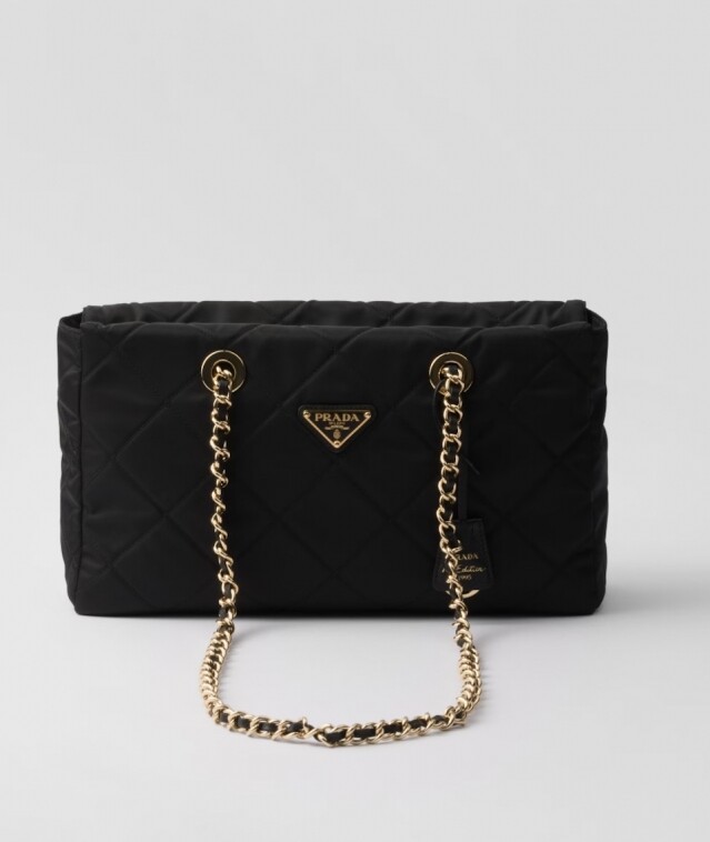 Prada Re-Nylon 全新手袋系列上架!韓國女星 Karina、Sana 和 Somi 都鍾愛這款經典百搭的 Prada 尼龍袋 Prada Re-Nylon 全新手袋系列上架!韓國女星 Karina、Sana 和 Somi 都鍾愛這款經典百搭的 Prada 尼龍袋