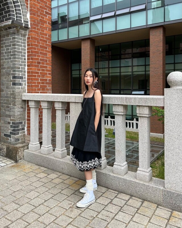 時尚達人 Park Min Joo 就把極簡的黑色吊帶裙疊穿在蓬蓬珍珠紗裙上