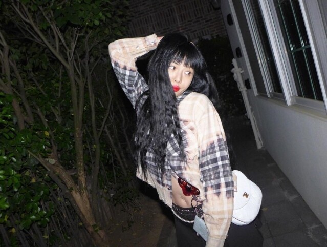 泫雅的 Chanel 手袋收藏不止有經典黑色,還有夢幻白色! 泫雅的 Chanel 手袋收藏不止有經典黑色,還有夢幻白色!