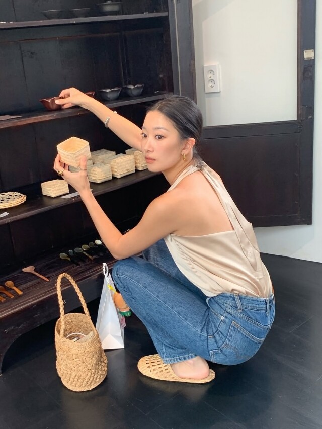 夏天必備露背裝|前面低調、後面微性感心機穿搭，以露背連身裙、背心、綁帶上衣當「背殺」美女