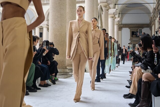 Sportmax 2025 春夏系列探索極簡之美!透明高踭鞋、水桶袋風格吸睛,新作融合流蘇元素打造感性魅力! Sportmax 2025 春夏系列探索極簡之美!透明高踭鞋、水桶袋風格吸睛,新作融合流蘇元素打造感性魅力!