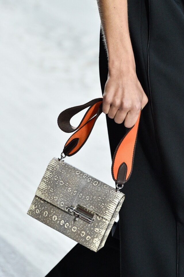 Hermes Verrou 手袋的設計摩登簡約，最大的特色就是鎖扣