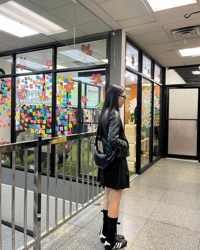 Jennie 不只會用 CHANEL！這 4 個小眾品牌也是她的心頭好，款式時尚、易襯、大容量