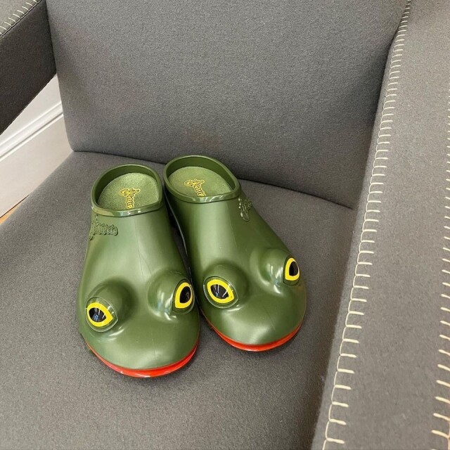 這次 JW Anderson 則把 Wellipets 青蛙造型威靈頓雨靴改裝，由原本的高筒雨靴改造成「Slip-on 」式拖鞋！