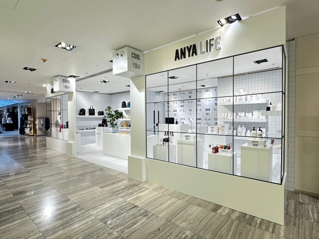 Anya Hindmarch「I am not a plastic bag」環保袋紅遍全球！近來因像真度極高 Bag Charm 掛飾再被討論