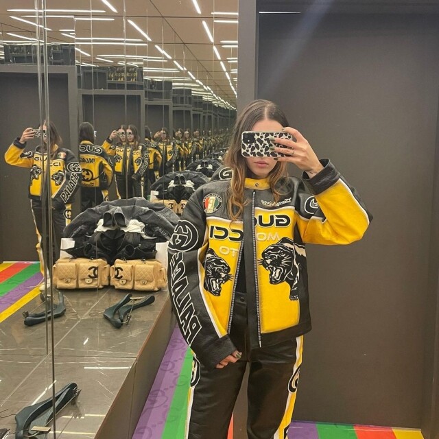 Kim Kardashian 穿著 Balenciaga 的重裝賽車皮褸配搭亮面褲鞋 Kim Kardashian 穿著 Balenciaga 的重裝賽車皮褸配搭亮面褲鞋