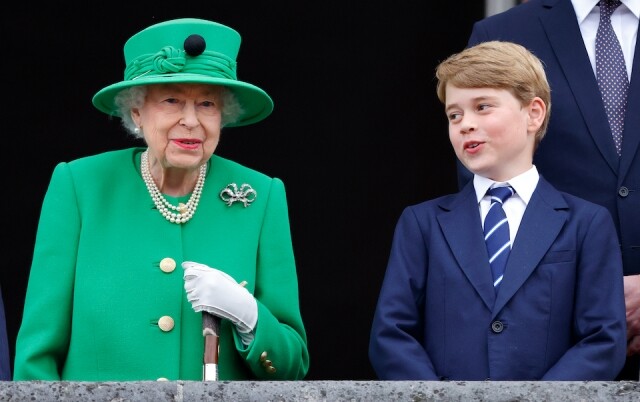 英女王「白金禧慶典」的時尚穿搭：綠色套裝