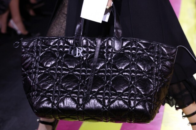 2024 名牌手袋爆款預測！Fendi 工裝袋、Dior 大容量手袋、Chanel 銀色 party bag 成新季流行手袋種類？