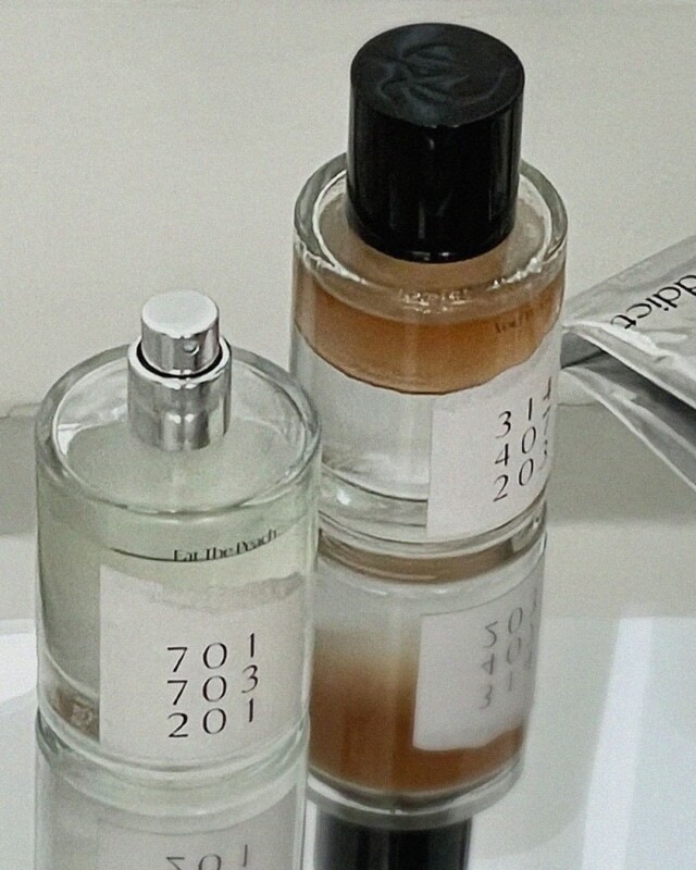 香水瓶身設計簡約但充滿質感，三組數字代表着前、中、後三個香調。
