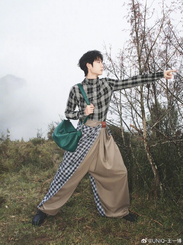 Loewe 大熱皺摺外套、長褲男女通殺!由人氣明星率先示範,演繹皺摺時尚的率性魅力! Loewe 大熱皺摺外套、長褲男女通殺!由人氣明星率先示範,演繹皺摺時尚的率性魅力!