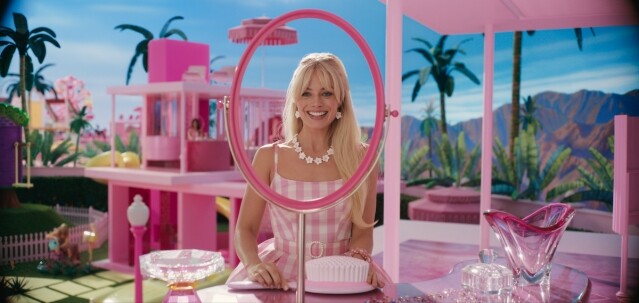 《Barbie 芭比》影評|瑪歌羅比演繹「完美」，賴恩高斯寧落力搞笑