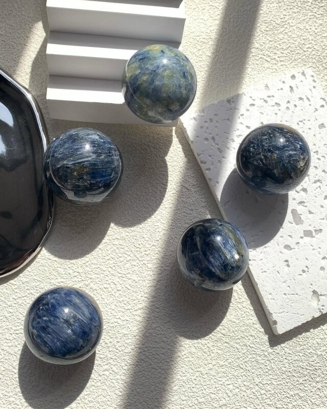 藍晶石功效與禁忌 | 又名「天使之石」，有效治療各種疼痛，能作為護身符，藍晶石戴哪隻手?