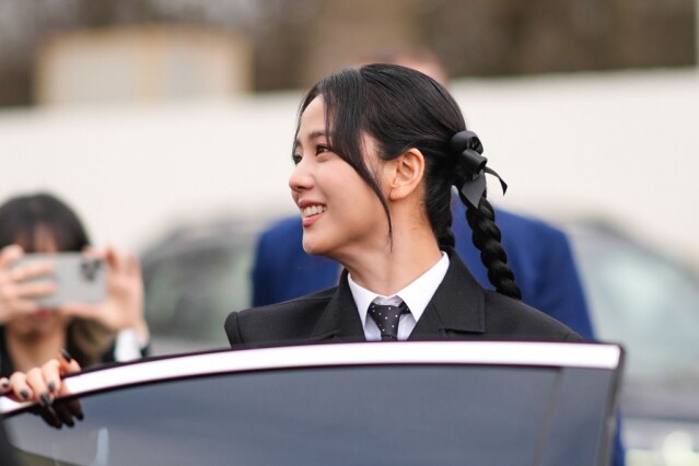 Jisoo 溫暖的微笑照亮了整個場地，她高貴典雅的氣質，每一個動作都散發著自信和優雅。