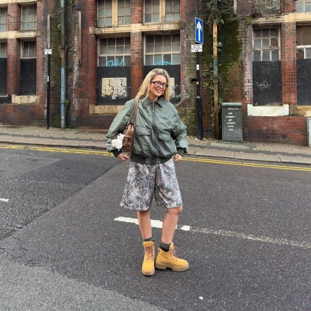 迷彩圖案穿搭回歸得太突然！當你還在跟上豹紋熱潮時，時尚達人已換上了迷彩長褲穿搭