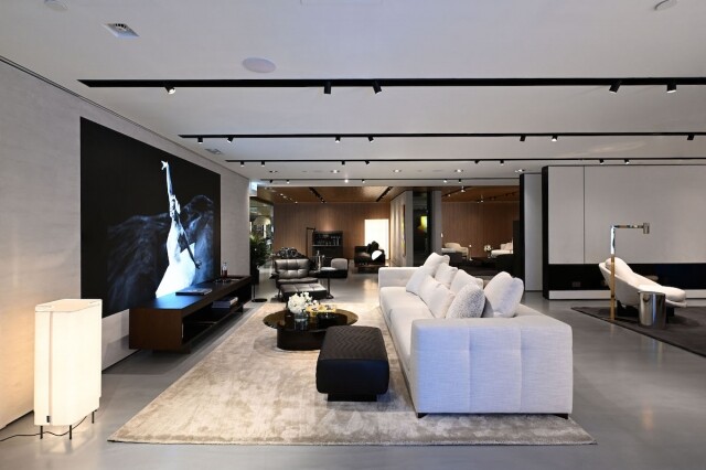 全新的 Andante 陳列空間內，以意大利品牌 Minotti 於 2021 年米蘭國際家具展 supersalone 的展覽為靈感