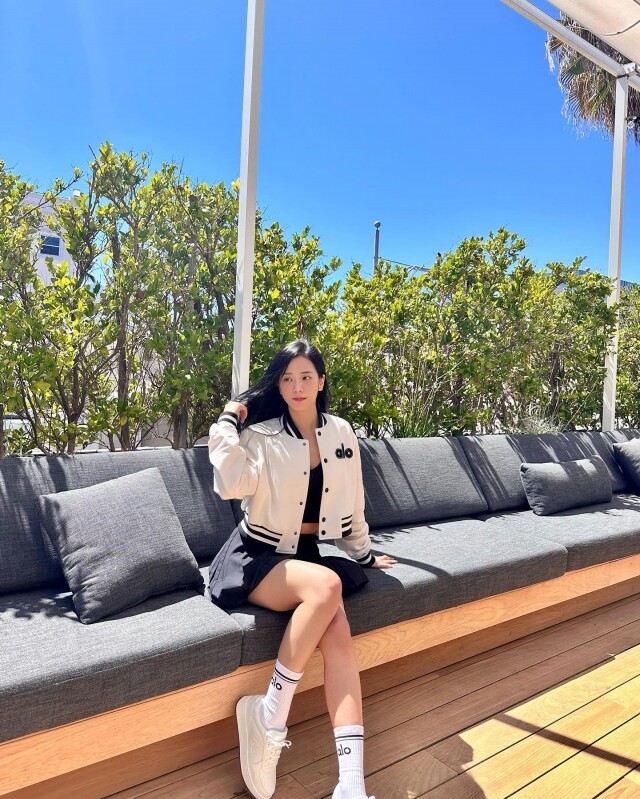 15+ 女生旅行鬆弛感自然拍照姿勢大全！跟著韓星學自然不做作打卡 Pose