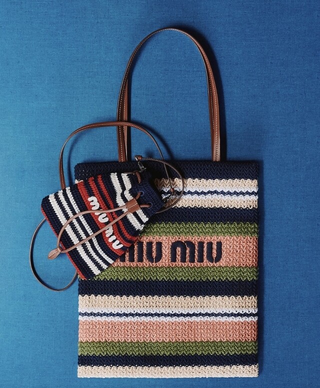 揹上 Miu Miu 的時尚率性美！Miu Miu 新季夏日手袋已上架，彩色編織袋、小菜籃讓人越看越心動