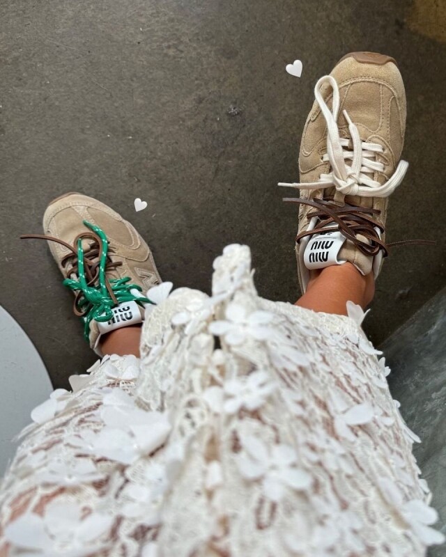 Miu Miu 三度聯乘 New Balance 再次引起搶購潮!今季推出的「雙鞋帶 530 SL」更用上最流行的美拉德色 Miu Miu 三度聯乘 New Balance 再次引起搶購潮!今季推出的「雙鞋帶 530 SL」更用上最流行的美拉德色