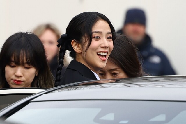 在 Jisoo 出現前，場外粉絲、攝影師及記者們已經早早在守護女神的來臨。