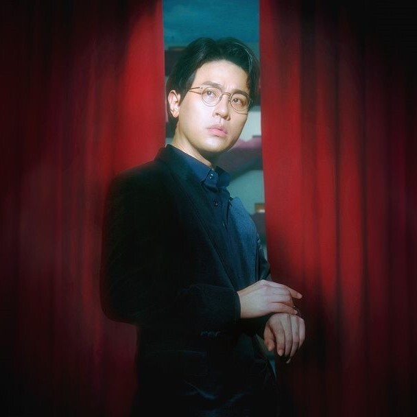 相信不少人看到《The 8 Show》6 樓便覺得很面熟，於劇中飾演擁有暴力傾向的流氓。原來他是韓劇《夫婦的世界》中的渣男老公朴海俊，現實中他是個愛妻暖男，希望大家不要再誤會他了。他曾出演《我的大叔》、《未生》、《信徒》等作品。