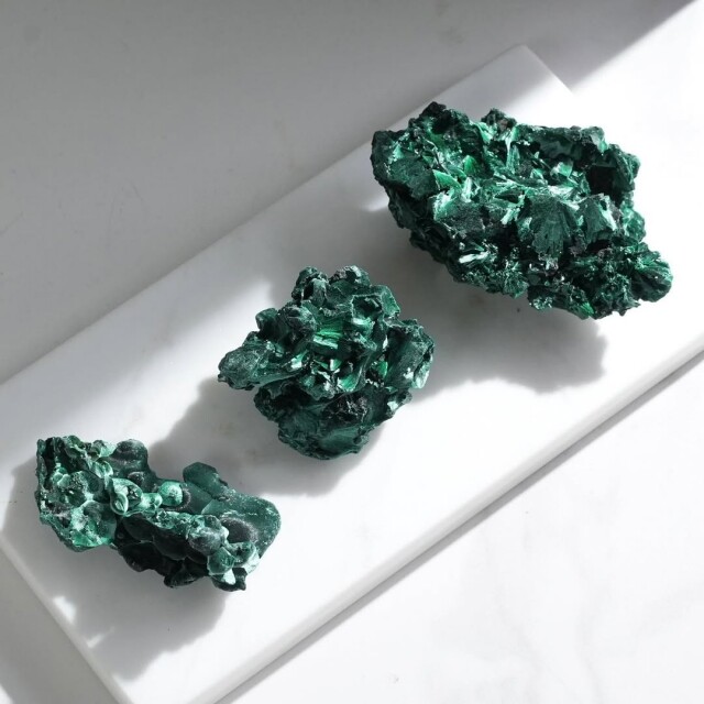 孔雀石為何深受珠寶品牌喜愛？不但擁有高貴獨特的外貌，孔雀石功效還能安撫情緒，讓人感受到愛與幸運