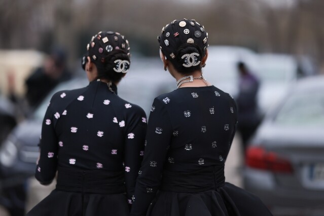 印度時尚姊妹花 Snehal & Jyoti Babani 的創意頭飾超吸睛！將 LV 手袋、Chanel 鈕扣戴上頭，打造浮誇華麗造型！