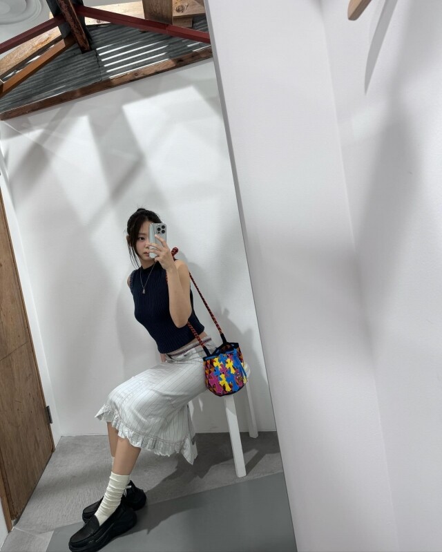 15+ 女生旅行鬆弛感自然拍照姿勢大全！跟著韓星學自然不做作打卡 Pose