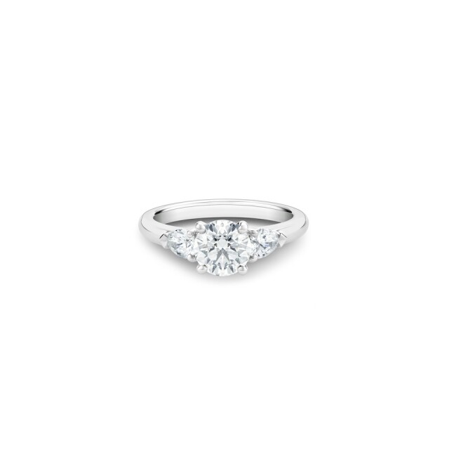 婚戒鑽石切割形狀與新娘個性有關？De Beers Jewellers 訂婚鑽戒及婚嫁珠寶系列，讓新娘隨意襯托出迷人的內在光芒