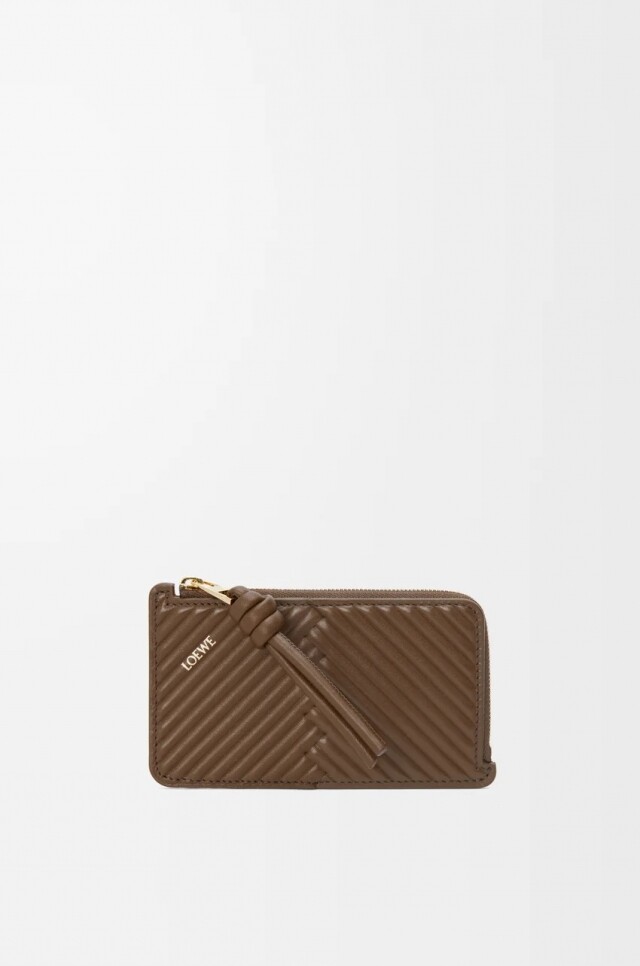 Loewe 銀包推介|鎖定 10 個女生必買長銀包、短銀包、卡套,最平 $3,700 入手時尚實用款式 Loewe 銀包推介|鎖定 10 個女生必買長銀包、短銀包、卡套,最平 $3,700 入手時尚實用款式