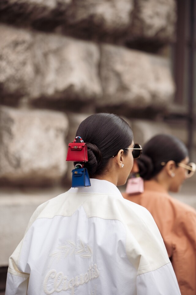 印度時尚姊妹花 Snehal & Jyoti Babani 的創意頭飾超吸睛！將 LV 手袋、Chanel 鈕扣戴上頭，打造浮誇華麗造型！