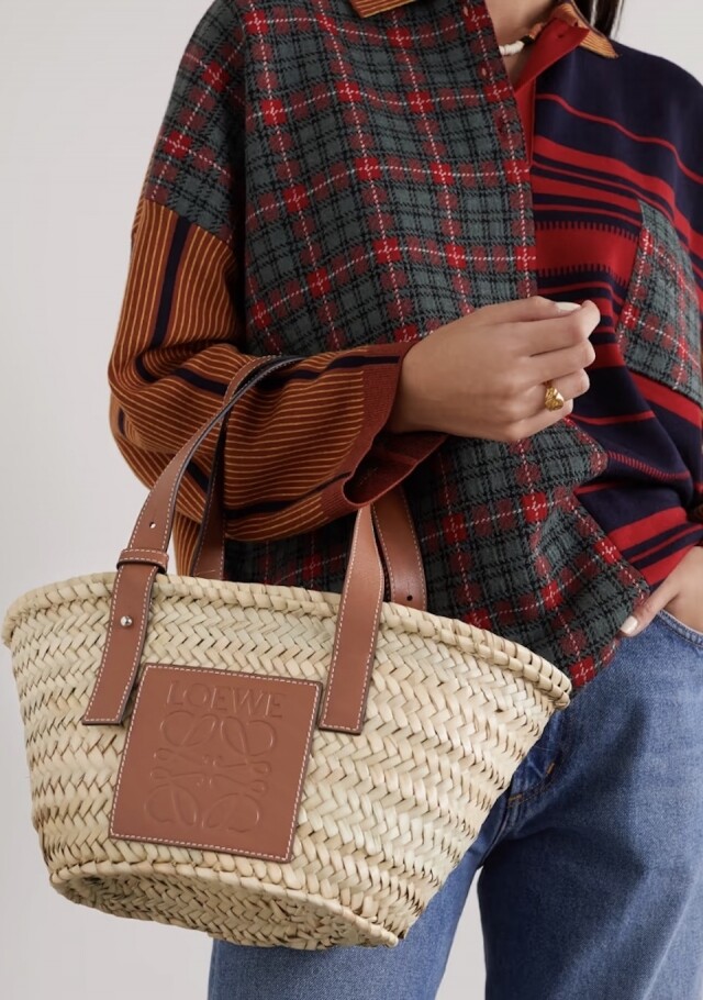 10 大最受歡迎時尚單品出爐!Loewe、Versace 通通上榜,最意想不到的第 9 位熱賣單品竟是它? 10 大最受歡迎時尚單品出爐!Loewe、Versace 通通上榜,最意想不到的第 9 位熱賣單品竟是它?