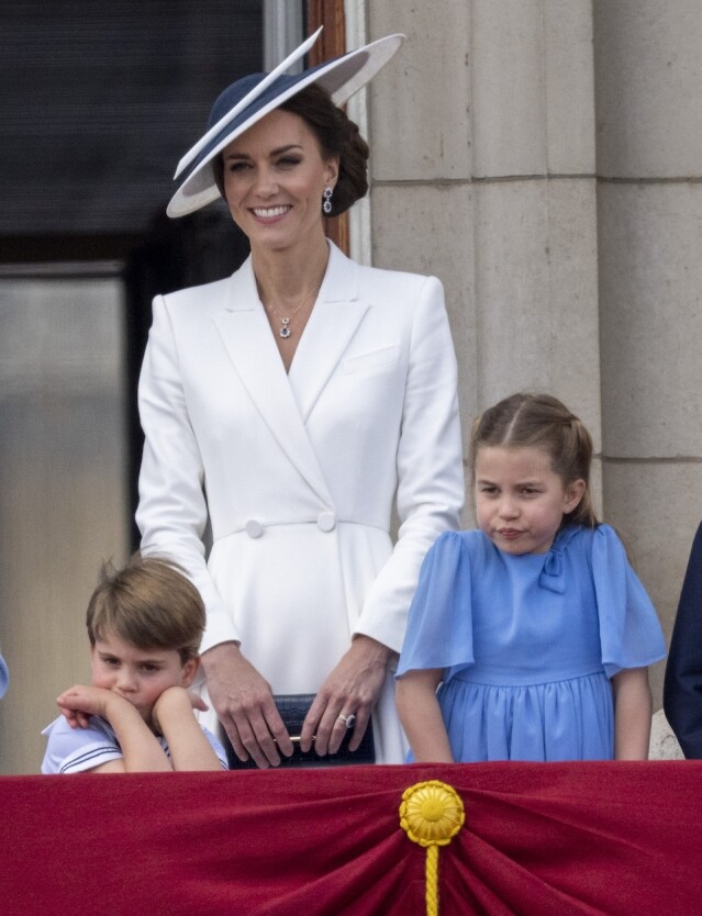 凱特王妃手上拿著的 Strathberry 藍色迷你小手袋亦成為話題