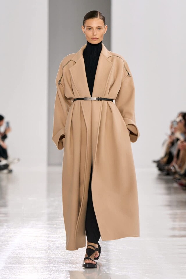 Max Mara 2025 春夏系列上演數學與時尚的巧妙結合！新季系列致敬數學家，延續極簡調性、注入幾何美學打造優雅的春夏衣櫥！