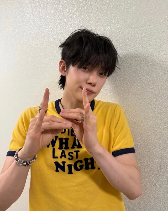 Tomorrow X Tomorrow 的成員然竣(Yeon Jun)亦率先穿上這件「失憶黃 Tee」 Tomorrow X Tomorrow 的成員然竣(Yeon Jun)亦率先穿上這件「失憶黃 Tee」