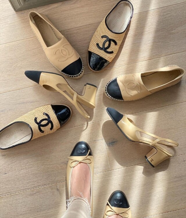 Chanel 推出的雙色鞋是以米色配黑色，這個顔色配搭不但經典又優雅