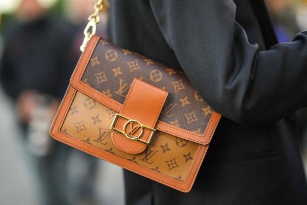 名牌手袋價差比較｜​​8 大名牌在哪裡買最便宜？選對地方買 Chanel、LV 可省近萬元！