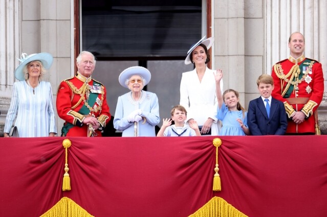 英女王「白金禧慶典」的時尚穿搭：粉嫩藍色套裝